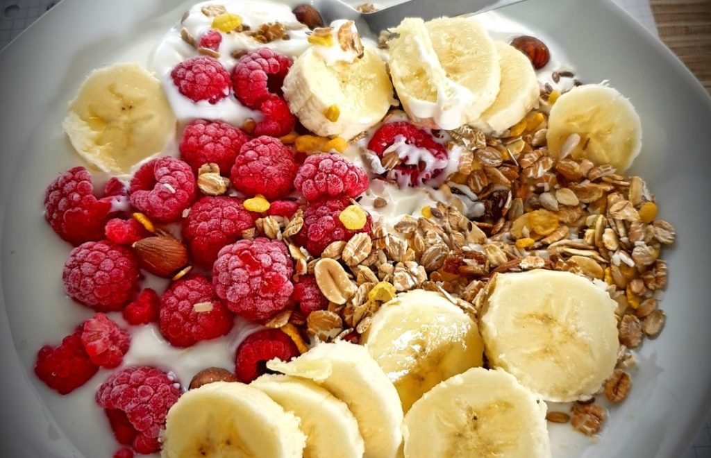 bananas, raspberries, cereal-6245426.jpg
